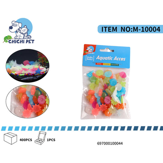 Añade un toque encantador y brillante al acuario de tus mascotas con estos adornos luminosos de ChiChi Pet con formas marinas, número de artículo M-10004.
Diseños Temáticos: Incluye una variedad de formas marinas como estrellas de mar, conchas y caracoles, ideales para recrear un fondo oceánico.
Brillo Nocturno: Cada pieza absorbe la luz durante el día y resplandece en la oscuridad, creando un efecto mágico en tu acuario por la noche.
Colores Vibrantes: Vienen en una mezcla de colores llamativos que embelle