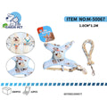 Pasea a tu perro pequeño con la máxima comodidad y un estilo adorable con el arnés y correa acolchados Chichi Pet M-50067. Este encantador conjunto presenta un diseño con estampados de ositos y un aplique de osito en el pecho, perfecto para que tu mascota luzca tierna y se sienta segura.