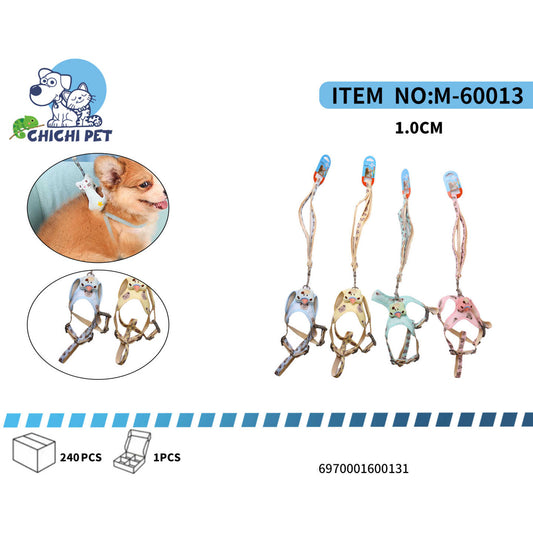 Sal a pasear con tu pequeña mascota luciendo adorable y seguro con este arnes y correa Chichi Pet. Perfecto para perros de razas pequeñas y gatos, este set viene en colores suaves y esta adornado con un encantador diseño de estrellas, añadiendo un toque divertido a cada salida.