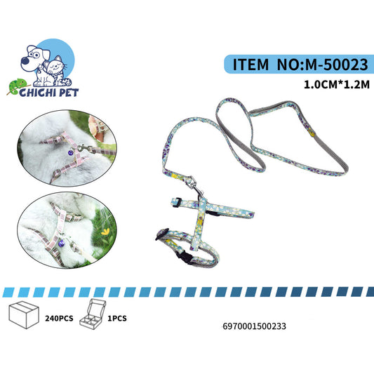 Pasea a tu gato con un estilo delicado y seguro con el arnés y correa Chichi Pet M-50023. Este encantador conjunto presenta un estampado floral sutil y un pequeño cascabel, combinando funcionalidad con un diseño atractivo para las aventuras al aire libre de tu felino.