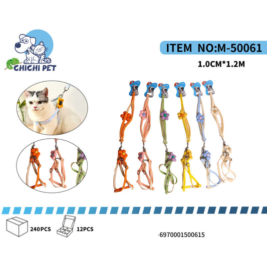 Pasea a tu gato con un toque de encanto natural y seguridad con el arnés y correa Chichi Pet M-50061. Este adorable conjunto presenta un diseño con pequeñas flores decorativas, perfecto para que tu felino luzca delicado y a la moda durante sus aventuras al aire libre.