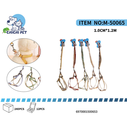Pasea a tu gato con un toque adorable y seguro con el arnés y correa de cuadros Chichi Pet M-50065. Este encantador conjunto presenta un diseño de cuadros clásico y un pequeño colgante en forma de conejo, combinando funcionalidad con un detalle divertido para las aventuras de tu felino.