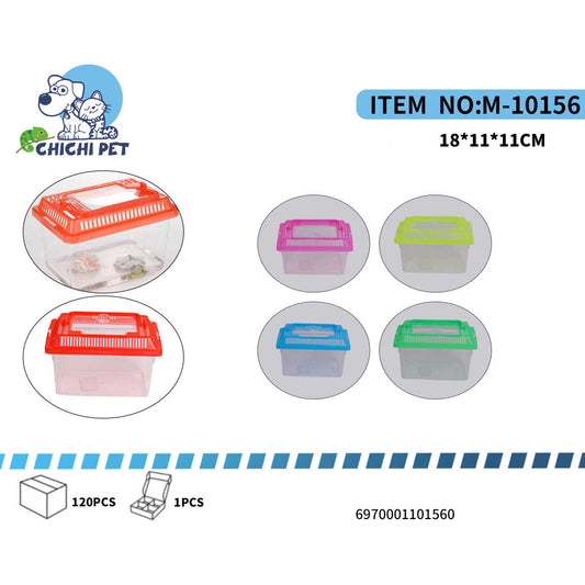 ¡Ofrece un espacio seguro y versátil a tus pequeñas mascotas con nuestra Caja Plástica para Mascotas CHICHI PET (Artículo M-10156)! Ideal para peces pequeños, tortugas, insectos o cualquier animalito que necesite un hogar temporal, un lugar para moverse o un área para observación.
Con medidas de 181111CM, esta caja es práctica para tener en casa, llevar de viaje o usar como un hábitat adicional. Su tapa cuenta con ventilación para una buena circulación de aire, y su base transparente te permite ver a tu mas