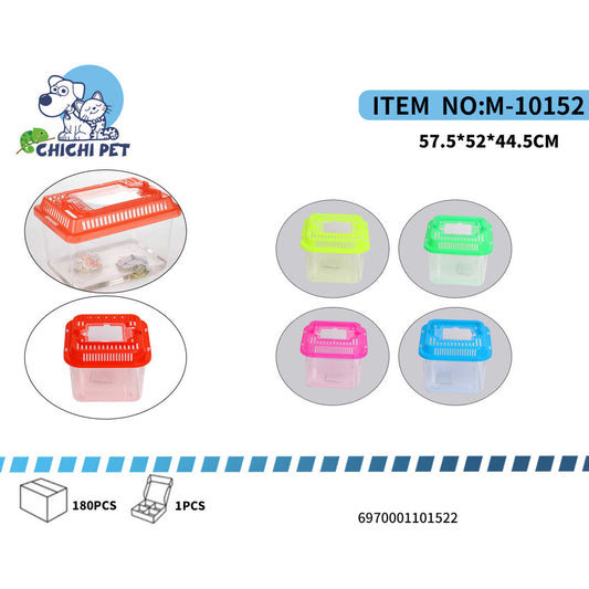 La caja plástica modelo M-10152 de CHICHI PET es el hogar ideal para tortugas, reptiles pequeños o peces. Fabricada con material plástico resistente y transparente, permite una excelente visibilidad y fácil limpieza.
Su tapa ventilada con asa superior asegura una buena circulación de aire y un transporte cómodo. Disponible en colores surtidos (rojo, verde, azul y rosado) para combinar con tu estilo.

Características:

Tamaño: 57.5 × 52 × 44.5 cm

Material: plástico duradero y seguro

Colores: surtidos (rojo