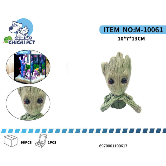 Dale un toque divertido y único a tu acuario o terrario con la maceta decorativa de Groot ChiChi Pet, modelo M-10061. Este adorable adorno presenta al carismático personaje de "Soy Groot" con una expresión amigable, diseñado con detalles realistas que simulan la textura de la madera.