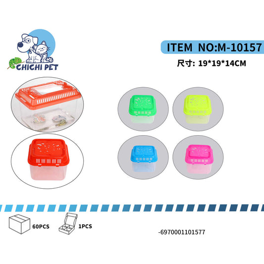 ¡Lleva a tu pequeña mascota con estilo y seguridad con nuestra Transportadora de Plástico CHICHI PET (Artículo M-10157)! Diseñada pensando en la comodidad y la ventilación, esta transportadora es perfecta para peces, tortugas pequeñas, insectos y otros animalitos que necesitan un hogar temporal o un espacio para observar.
Con unas medidas compactas de 191914CM, es fácil de transportar y guardar. La tapa ventilada asegura una buena circulación de aire, mientras que la base transparente te permite ver a tu ma