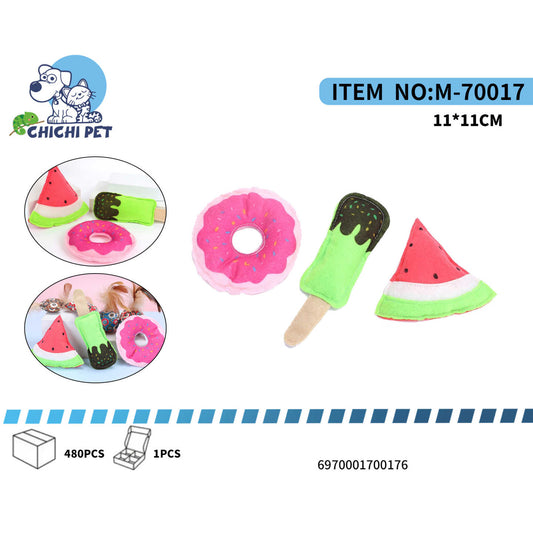 Deleita a tu mascota con el divertido set de juguetes de peluche Chichi Pet M-70017. Este adorable conjunto incluye tres juguetes con forma de sandía, paleta de helado y dona, cada uno diseñado para estimular el juego y la diversión de tu perro o gato.