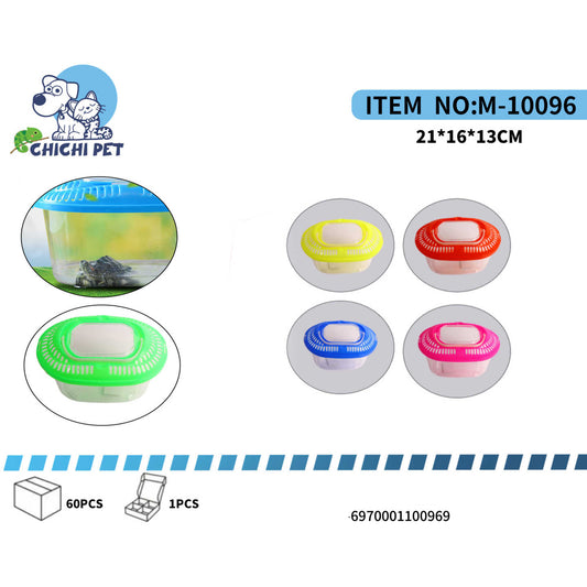 Ofrece a tu tortuga un hogar práctico y cómodo con esta tortuguera plástica transparente, ideal para observar a tu mascota. Su diseño cuenta con una tapa ventilada en atractivos colores (amarillo, rojo, azul y rosa, sujetos a disponibilidad), perfecta para transportes cortos o como hábitat provisional.