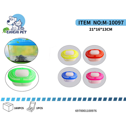 Ofrece a tu tortuga un hogar práctico y seguro con esta tortuguera plástica transparente, ideal para observar a tu mascota en todo momento. Su diseño incluye una tapa ventilada disponible en atractivos colores (amarillo, rojo, azul y rosa, sujetos a disponibilidad), perfecta para transportes cortos o como hábitat temporal.