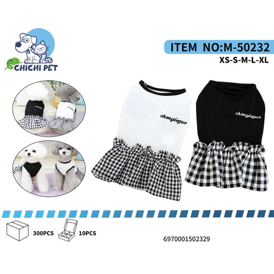 Viste a tu perrita o gatita con un estilo elegante y coqueto con este vestido de Chichi Pet. Combina la sofisticación del blanco o negro liso en la parte superior con una falda de cuadros vichy y volantes, creando un diseño encantador y a la moda.