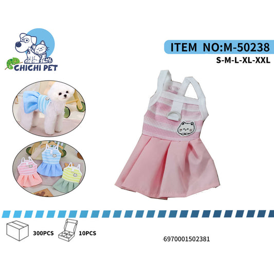 Dale a tu perrita o gatita un look de "estudiante" tierno y juguetón con este vestido de Chichi Pet. La parte superior presenta un patrón de rayas con un adorable bordado de cara de gato, mientras que la falda plisada le da un aire clásico y coqueto, perfecto para que tu mascota deslumbre.